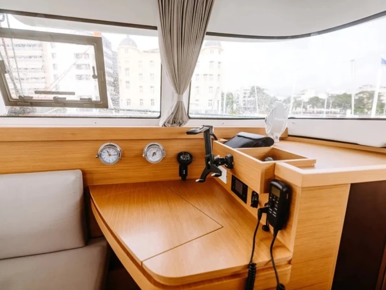 Excess Excess 11 charter bareboat eller skeppad i Nikiána