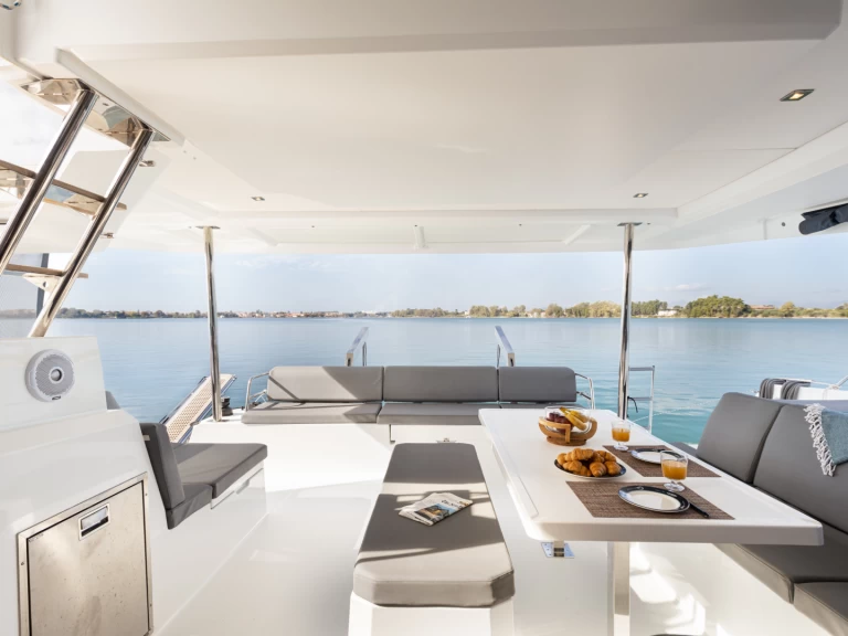 Hyra Katamaran  med eller utan skeppare Fountaine Pajot Preveza 