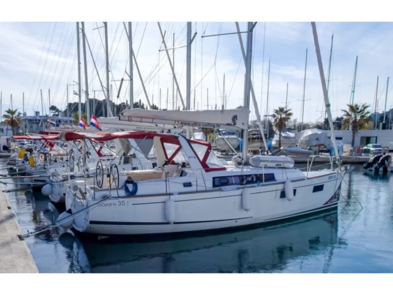 Bénéteau Oceanis 35.1 charter bareboat eller skeppad i Split 