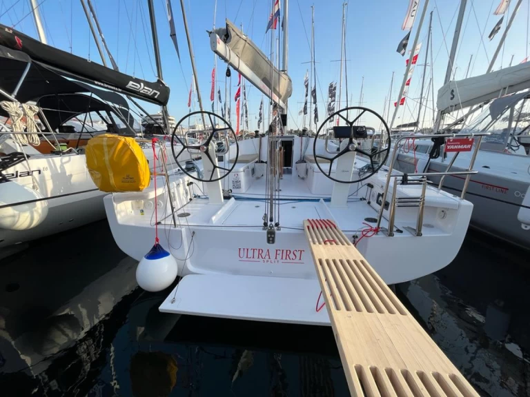 Hyr en Bénéteau First 36 Split  