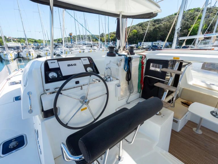 Lagoon Lagoon 42 charter bareboat eller skeppad i Pula 