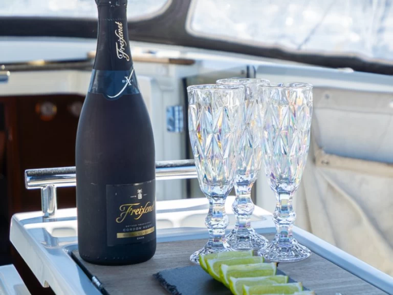 Hyr en Bénéteau Oceanis 38.1 Pula  