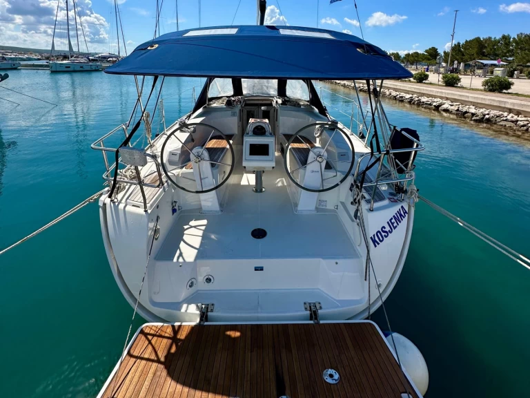 Bavaria Cruiser 34 charter bareboat eller skeppad i Sukošan