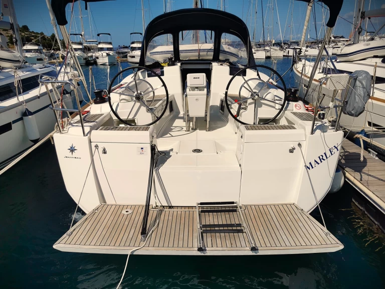 Jeanneau Sun Odyssey 419 charter bareboat eller skeppad i Drage