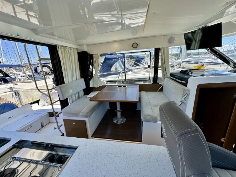 Hyr en Jeanneau Merry Fisher 1095 Fly Drage 