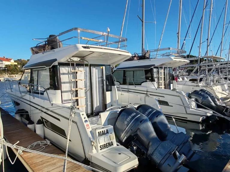 Jeanneau Merry Fisher 1095 Fly charter bareboat eller skeppad i Drage
