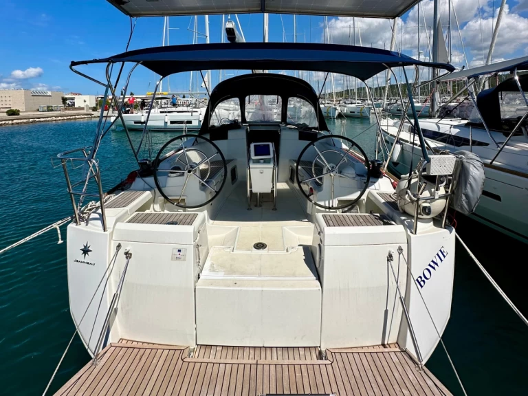 Jeanneau Sun Odyssey 419 charter bareboat eller skeppad i Sukošan