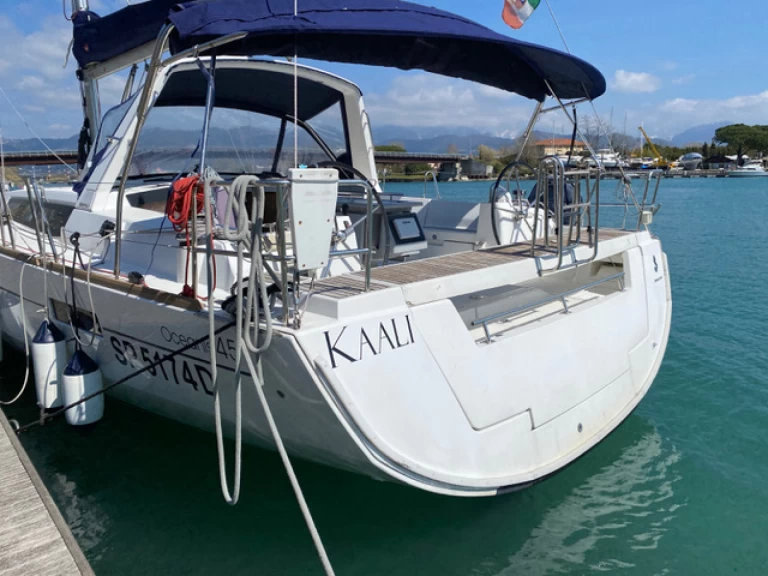 Bénéteau Oceanis 45 charter bareboat eller skeppad i La Spezia