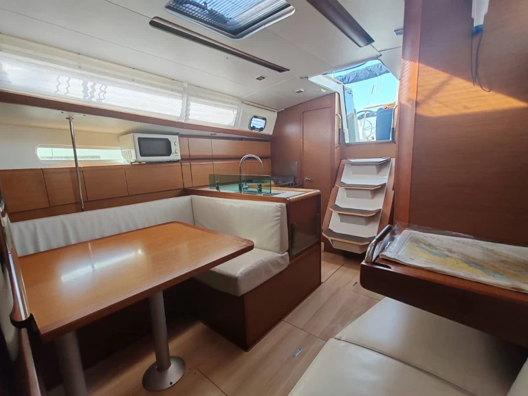Hyr en Jeanneau Sun Odyssey 389 Drage 