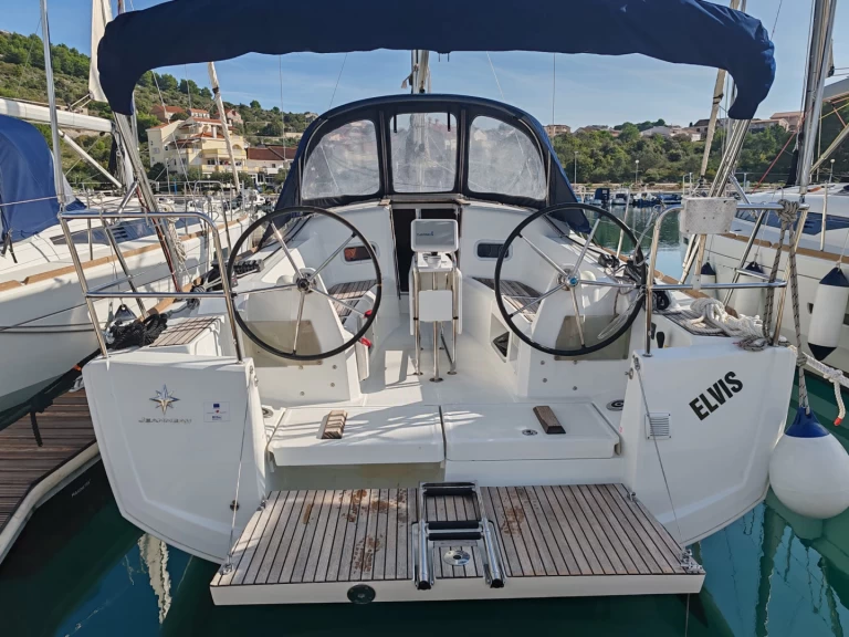 Jeanneau Sun Odyssey 349 charter bareboat eller skeppad i Drage