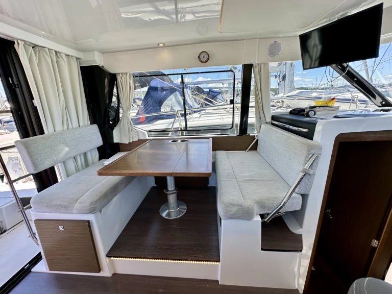 Hyr en Jeanneau Merry Fisher 1095 Fly Drage 