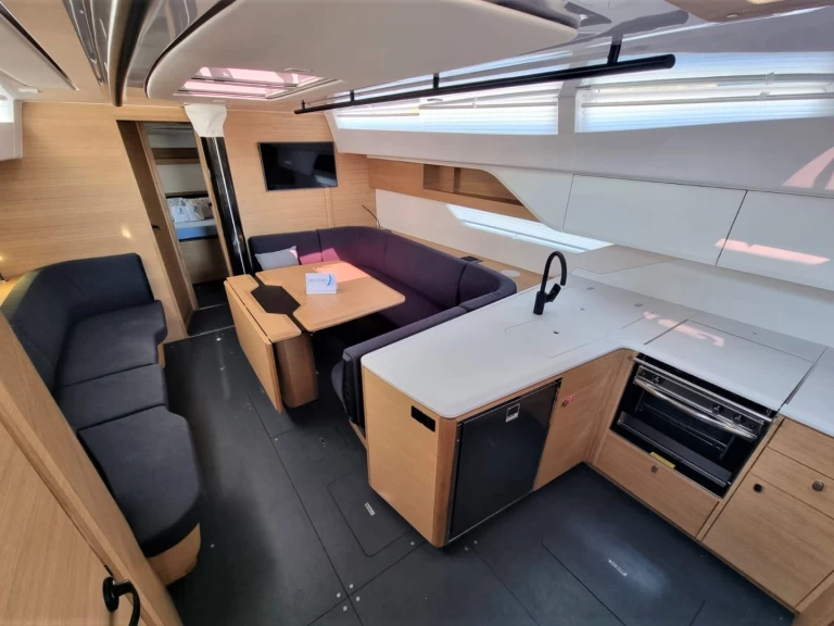 Elan Elan E6 charter bareboat eller skeppad i Punat