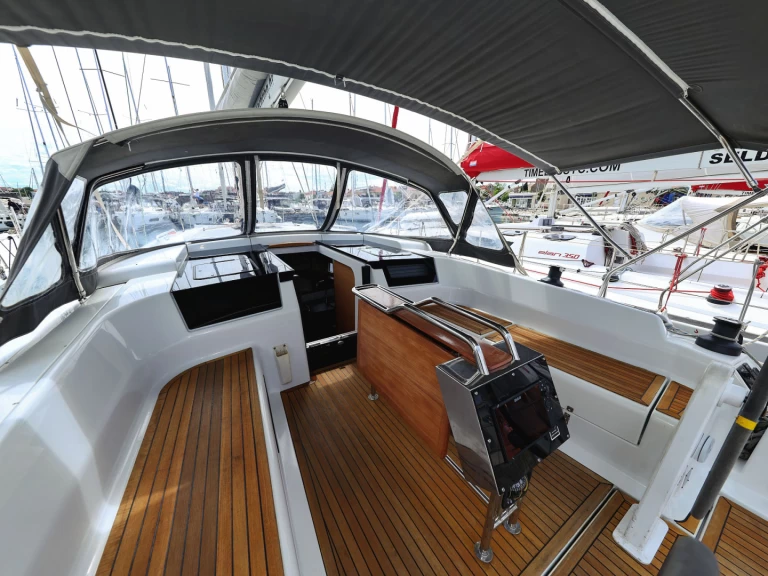 Hanse Hanse 418 charter bareboat eller skeppad i Biograd Na Moru