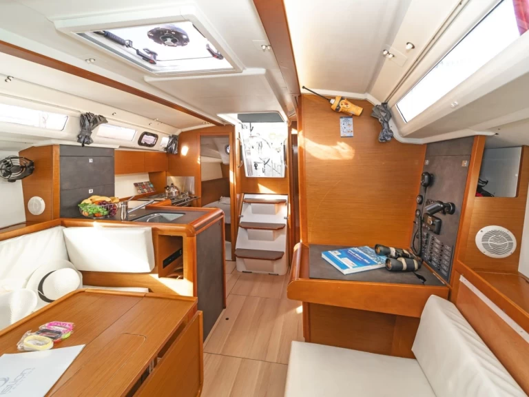 Uthyrning Segelbåt  Jeanneau med en båtlicens 