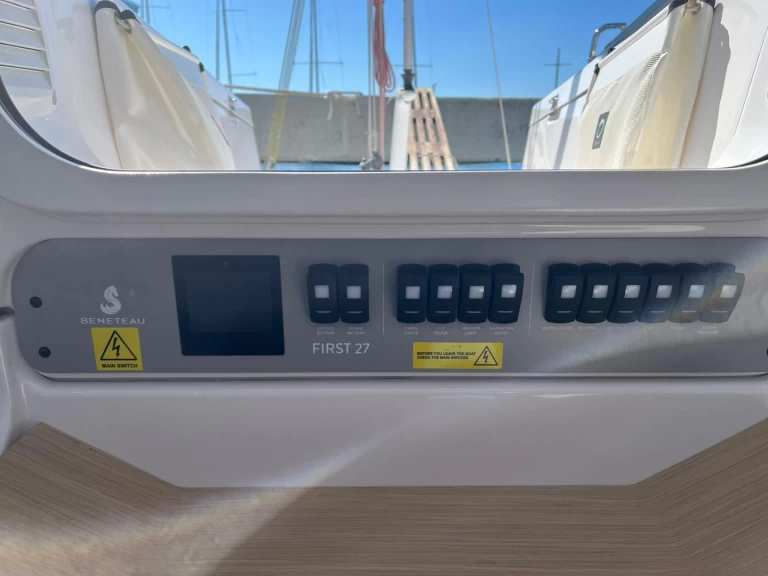 Bénéteau First 27 charter bareboat eller skeppad i Split 