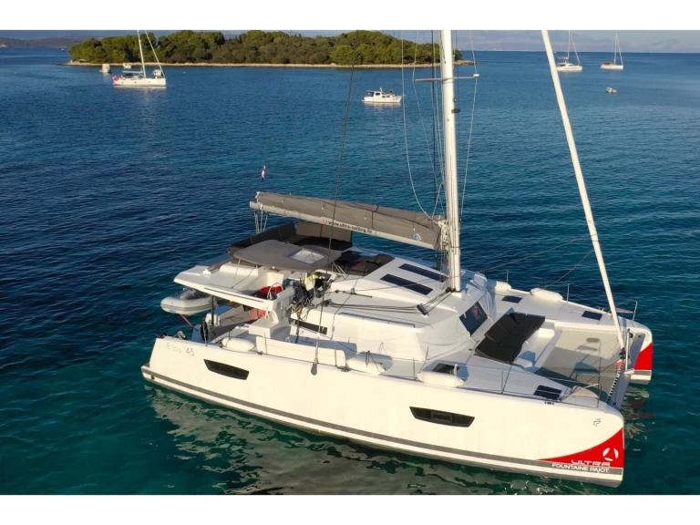 Fountaine Pajot Elba 45 charter bareboat eller skeppad i Donji Seget