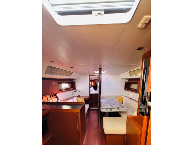 Bénéteau Oceanis 41 charter bareboat eller skeppad i La Spezia