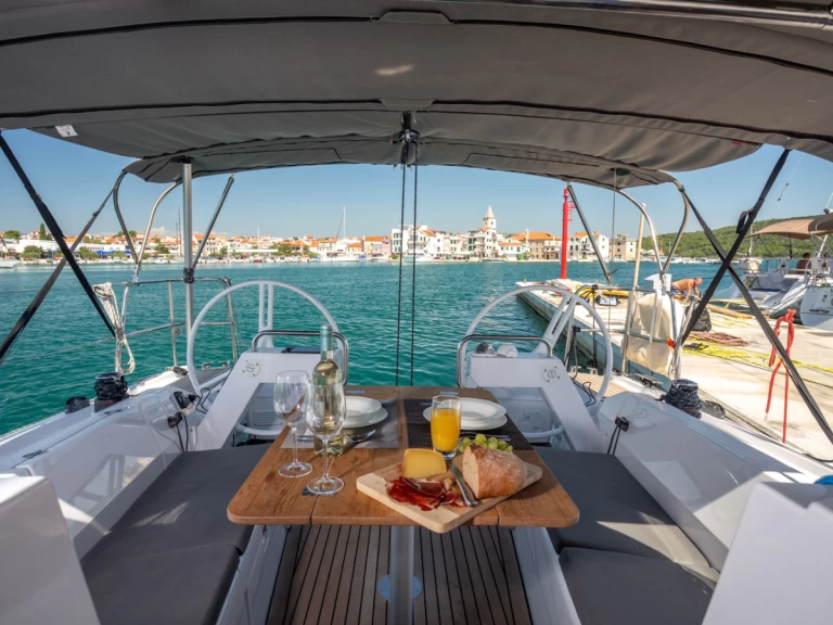 Yacht charter Betina billig E4