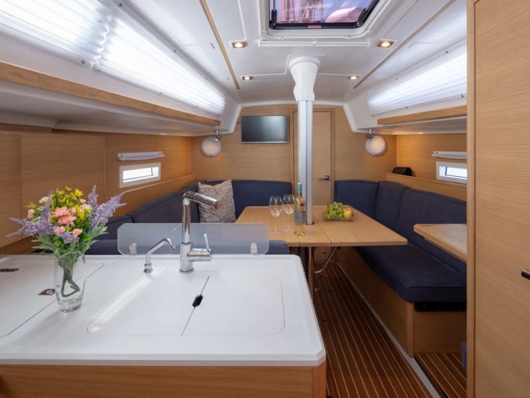 Elan E4 charter bareboat eller skeppad i Betina