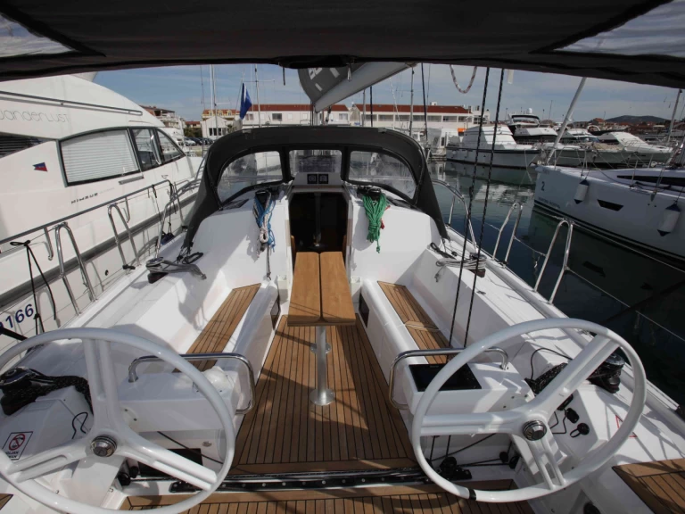 Hyra Segelbåt  med eller utan skeppare Elan Betina 