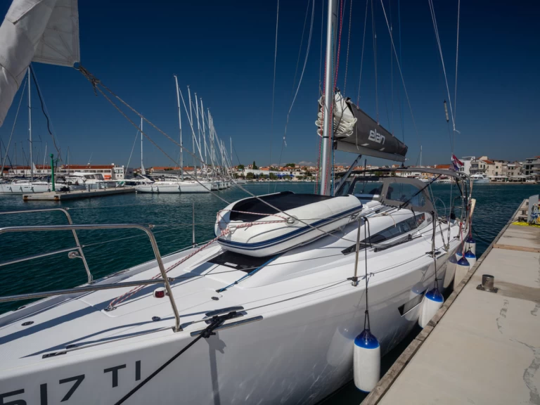 Elan E4 charter bareboat eller skeppad i Betina