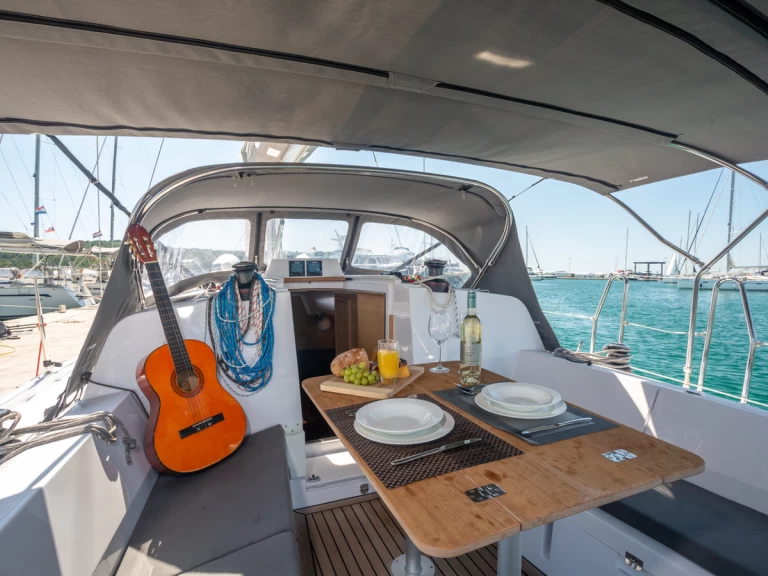 Hyr en Elan E4 Betina 