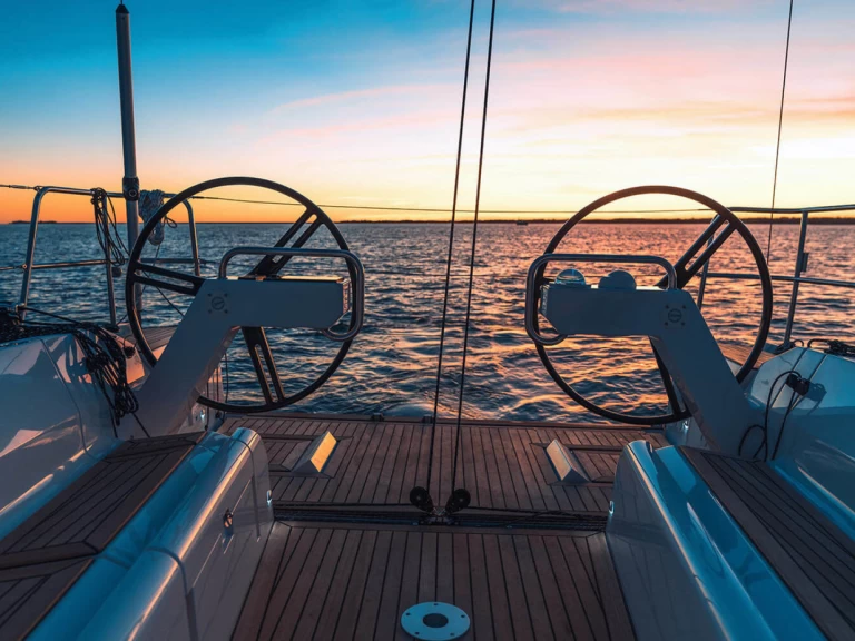 Elan E4 charter bareboat eller skeppad i Betina