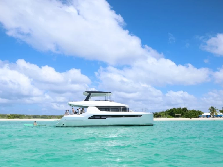 Hyr en Robertson and Caine leopard 53 Gustavia 