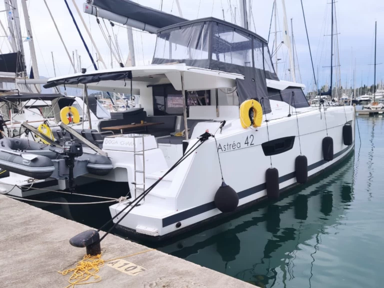 Uthyrning Katamaran  Fountaine Pajot med en båtlicens 