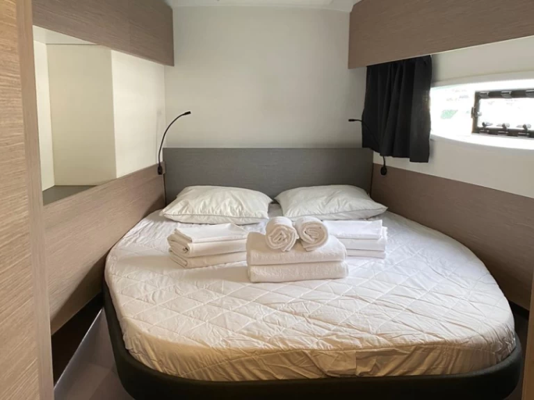 Hyra Katamaran  med eller utan skeppare Fountaine Pajot Níkiti 