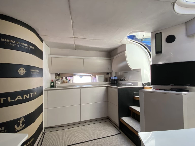 Uthyrning Motorbåt  Azimut med en båtlicens 