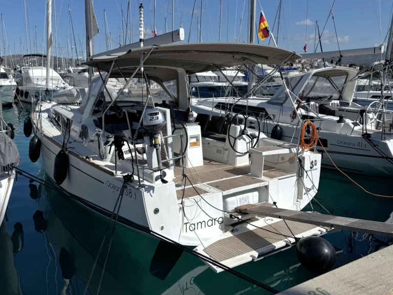 Bénéteau Oceanis 38.1 charter bareboat eller skeppad i Rogoznica