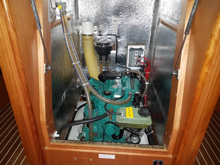 Bavaria Cruiser 41 charter bareboat eller skeppad i Lefkáda