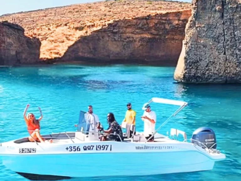 Hyr en Bluemax 23 Open Boat  Comino 