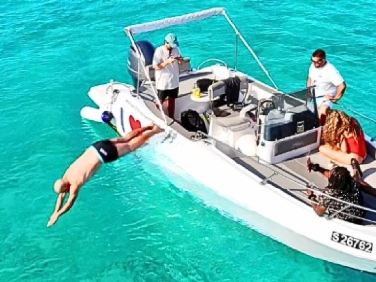 Bluemax 23 Open Boat  charter bareboat eller skeppad i Comino