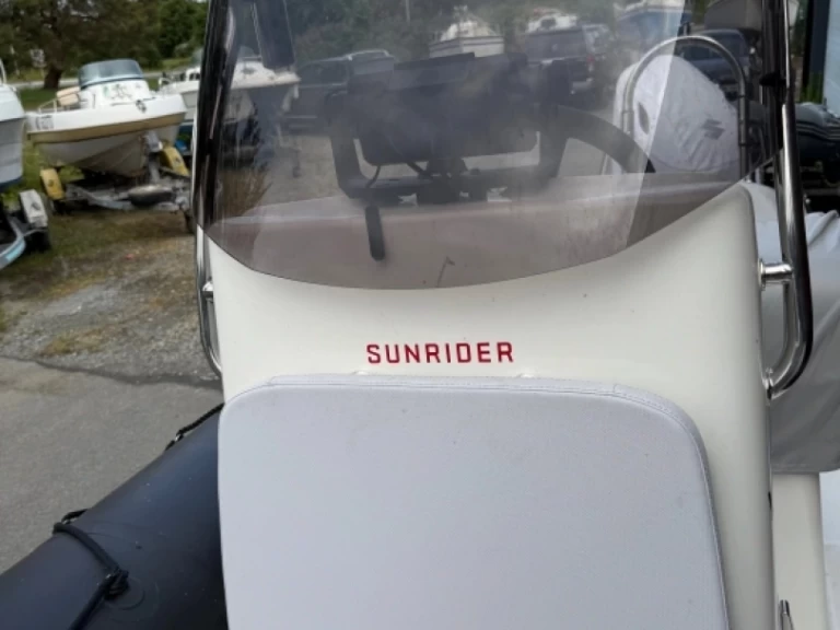 Bombard Sunrider 650 charter bareboat eller skeppad i Loctudy