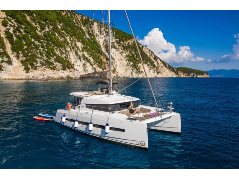 Bali Bali 4.1 charter bareboat eller skeppad i Alimos