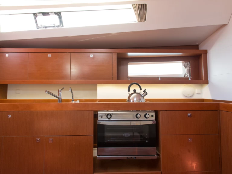 Bénéteau Oceanis 45 charter bareboat eller skeppad i Lefkáda