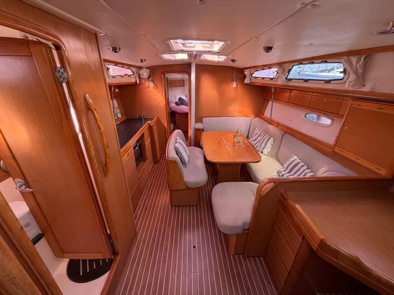 Bavaria Cruiser 40 charter bareboat eller skeppad i Vlycho