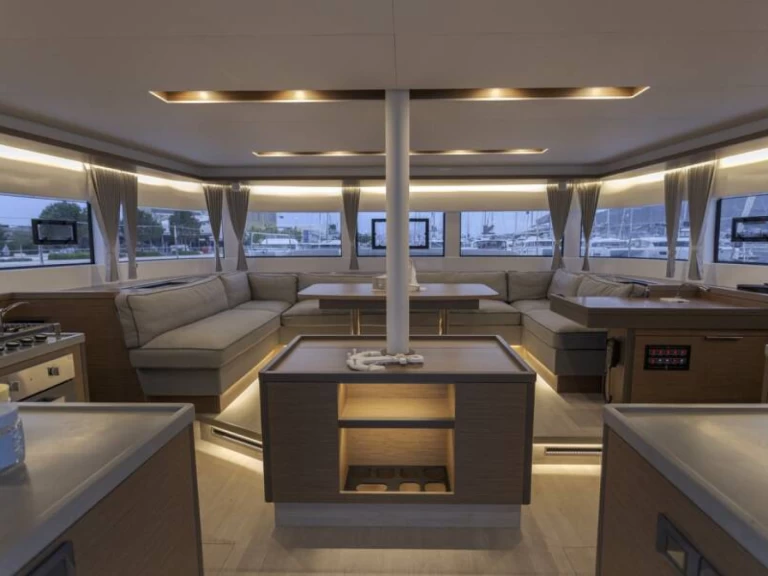 Lagoon Lagoon 50F charter bareboat eller skeppad i Marina (City)