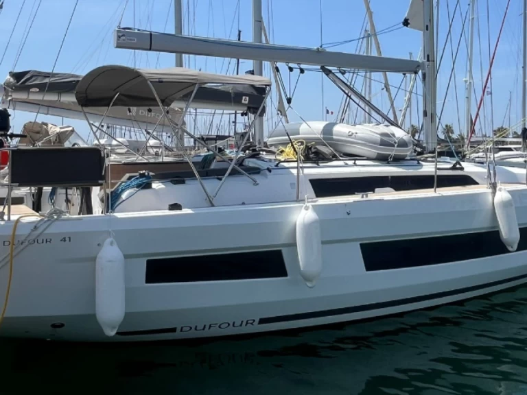 Dufour Dufour 41 charter bareboat eller skeppad i Bandol