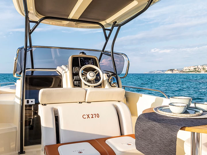 Yacht charter Marina de Palamós billig Invictus 270 FX