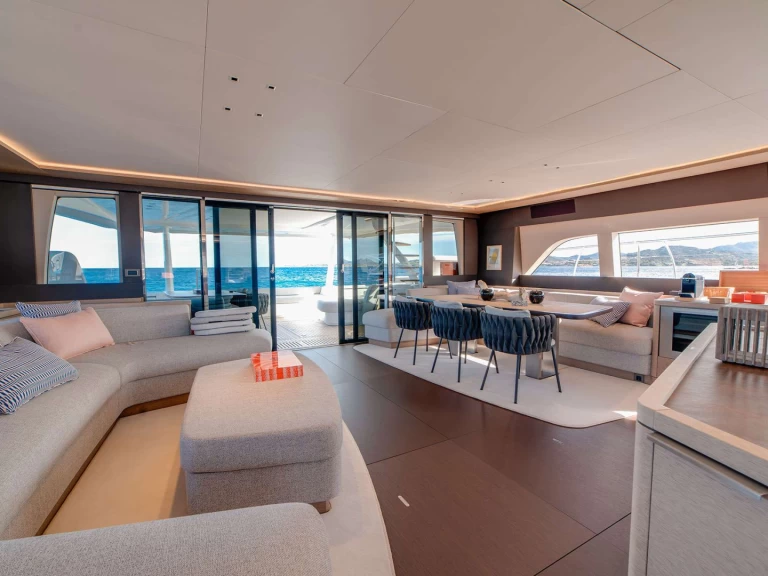 Lagoon ZENIT charter bareboat eller skeppad i Olbia