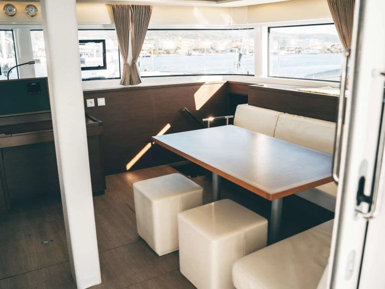 Lagoon AKANA charter bareboat eller skeppad i Split 