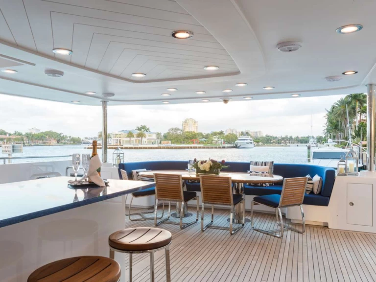 Westship TANZANITE charter bareboat eller skeppad i Fort Lauderdale