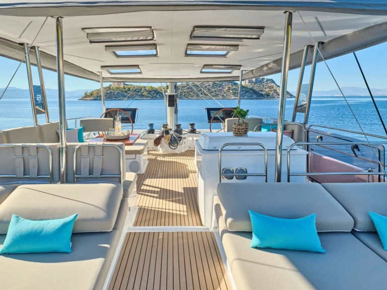 Fountaine Pajot SUNMOON charter bareboat eller skeppad i Nea Peramos