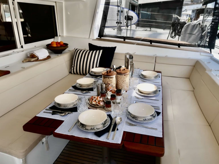 Hyra Lyx yacht med eller utan skeppare Lagoon Lavrio 