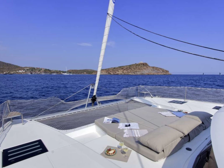 Fountaine Pajot HELIDONI charter bareboat eller skeppad i Piraeus