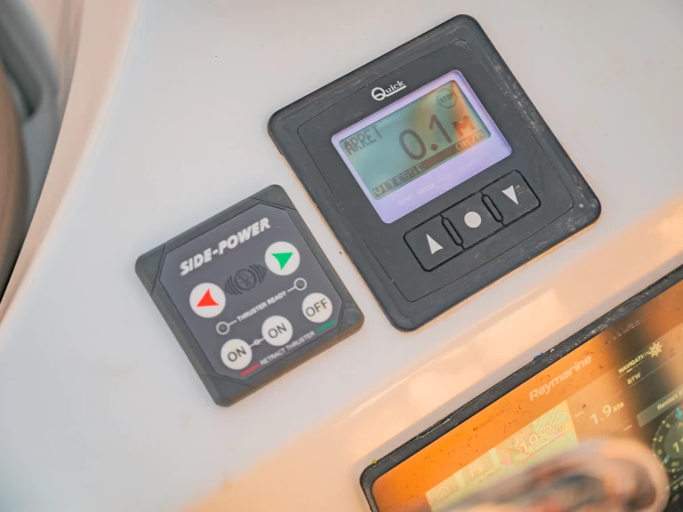 Uthyrning Segelbåt  Jeanneau med en båtlicens 