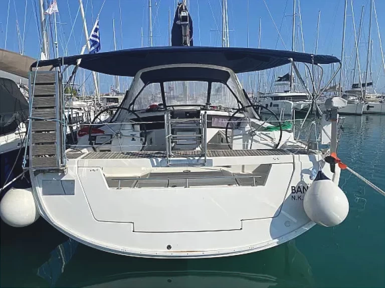 Bénéteau Oceanis 48 charter bareboat eller skeppad i Kalamata